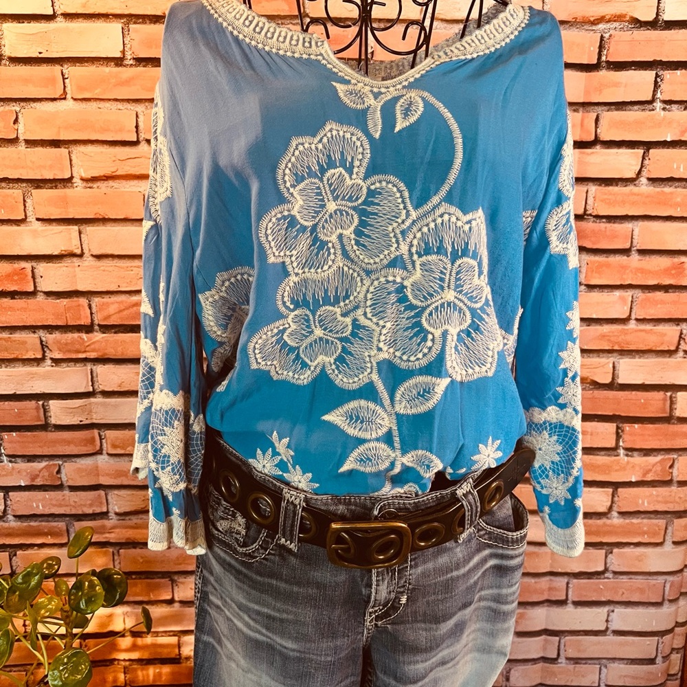 Solitaire Blue Embroidered Floral Blouse NWT